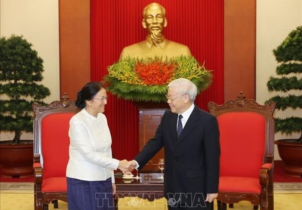 Party General Secretary and President Nguyen Phu Trong (R) and Chairwoman of the Lao National Assembly Pany Yathotou (Photo: VNA)