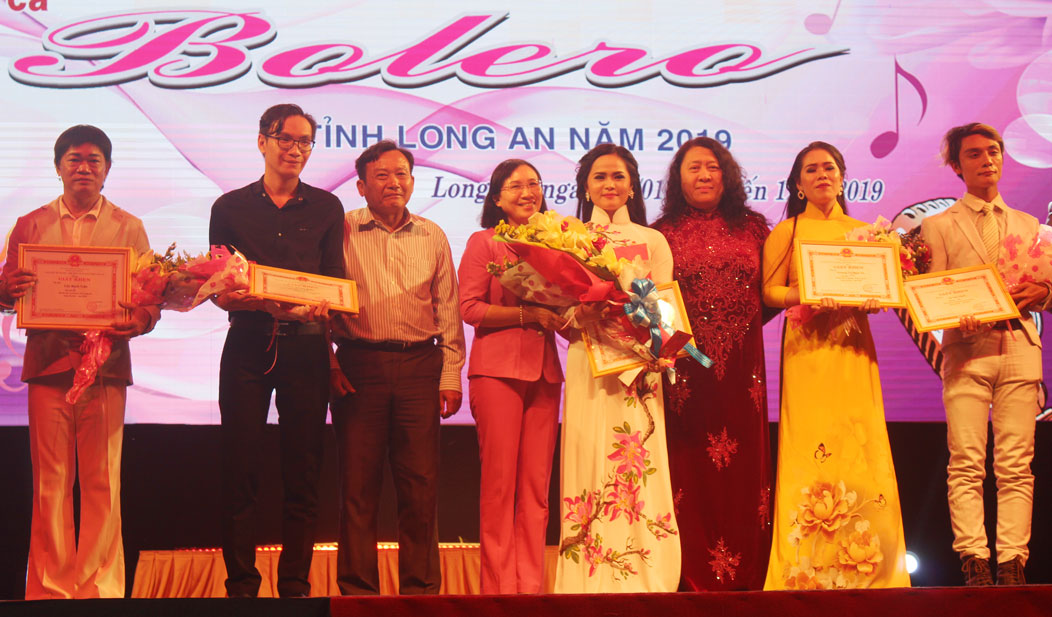 Lương Ngọc Trang (thứ 4, phải qua) nhận giải nhất đơn ca Bolero do Sở Văn hóa - Thể thao và Du lịch phối hợp Tập đoàn Khang Thông Happyland tổ chức