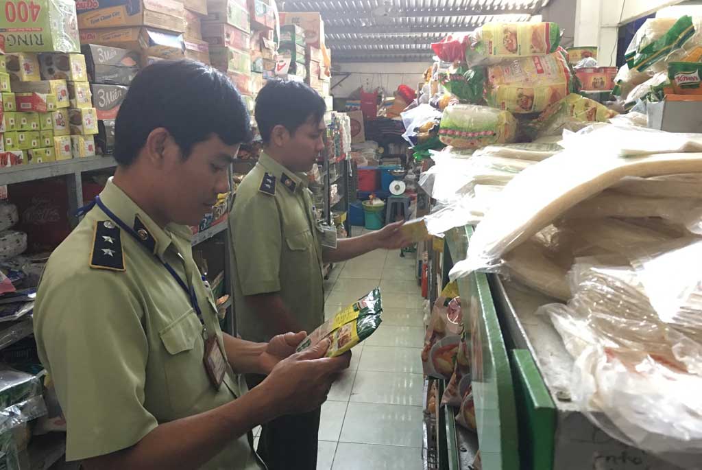 Market surveillance forces inspect goods