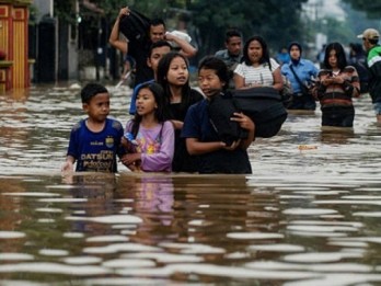 Indonesian floods kill two, force hundreds to evacuate