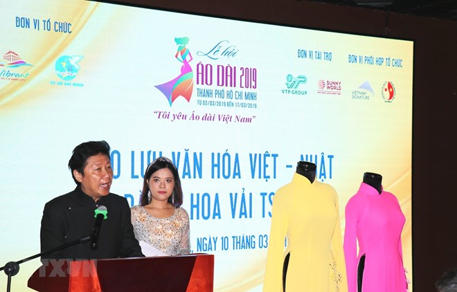 Vietnamese designer Si Hoang said the silk long dress enhances the beauty of the traditional Japanese flowers, themed as apricot and peach flowers this year. (Photo: VNA)