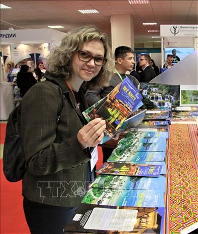 Visitors by the Vietnamese stall at the 2019 Moscow International Travel & Tourism Exhibition (Photo: VNA)