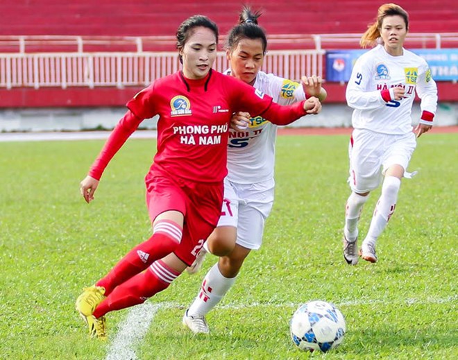 Pham Thi Tuoi (in red) a member of the women's football team of Vietnam (Photo: thanhnien.vn)   Hanoi (VNA) – Vietnam will play two friendly matches with Myanmar ahead of the second round of the 2020 AFC Women's Olympic Qualifying Tournament, according to the Vietnam Football Federation.  Head coach Mai Duc Chung and his 24 players will arrive in Myanmar on March 18 for friendlies on March 21 and 23.  The 2020 AFC Women's Olympic Qualifying Tournament, organised by the Asian Football Confederation (AFC), decides which Asian women's national teams will qualify for the Olympic football tournament.  The top two teams of the tournament will qualify for the 2020 Tokyo Olympics women's football tournament in Japan as the AFC representatives, along with hosts Japan.  In the second round of qualifying, Vietnam are in Group B with Jordan, Hong Kong and Uzbekistan. Both Jordan and Uzbekistan are the holders of women's championships in the West Asian and Central Asian Football Associations, respectively.  Group B matches will be held on April 1-9 in Uzbekistan. The top team will qualify for the last qualifying round to vie for a berth in the 2020 Tokyo Olympics. -VNA