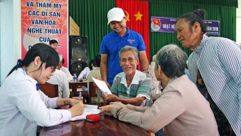 Cụm Thi đua số 2 – Đoàn khối Cơ quan và Doanh nghiệp Long An: Trao quà hộ nghèo, học sinh nghèo tại Thạnh Hóa