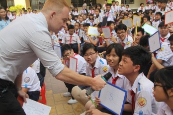 Tan An: 100 students participate in Gold Bell Ringing Competition in English