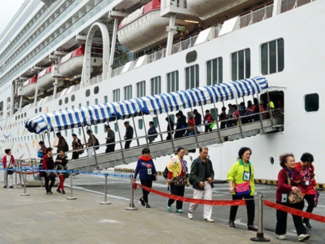 Cruise passengers to HCM City (Photo: VNA)