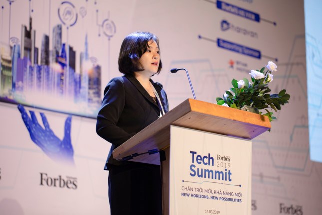 To Thi Thu Huong, deputy head of the information technology department under the Ministry of Information and Communications, speaks at the summit (Photo: Forbes Vietnam)