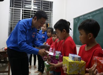 Đoàn viên thanh niên trao quà cho học sinh nghèo