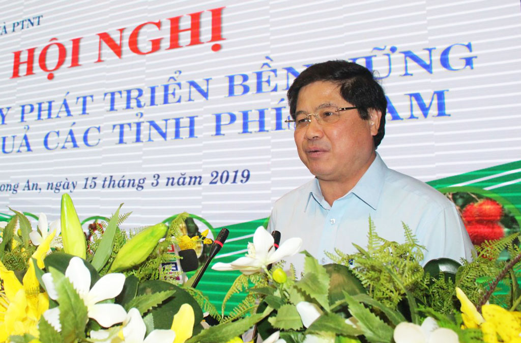 Mr. Le Quoc Doanh asked localities to implement Decision No. 899/QD-TTg on restructuring agricultural sector in the direction of increasing added value and sustainable development.