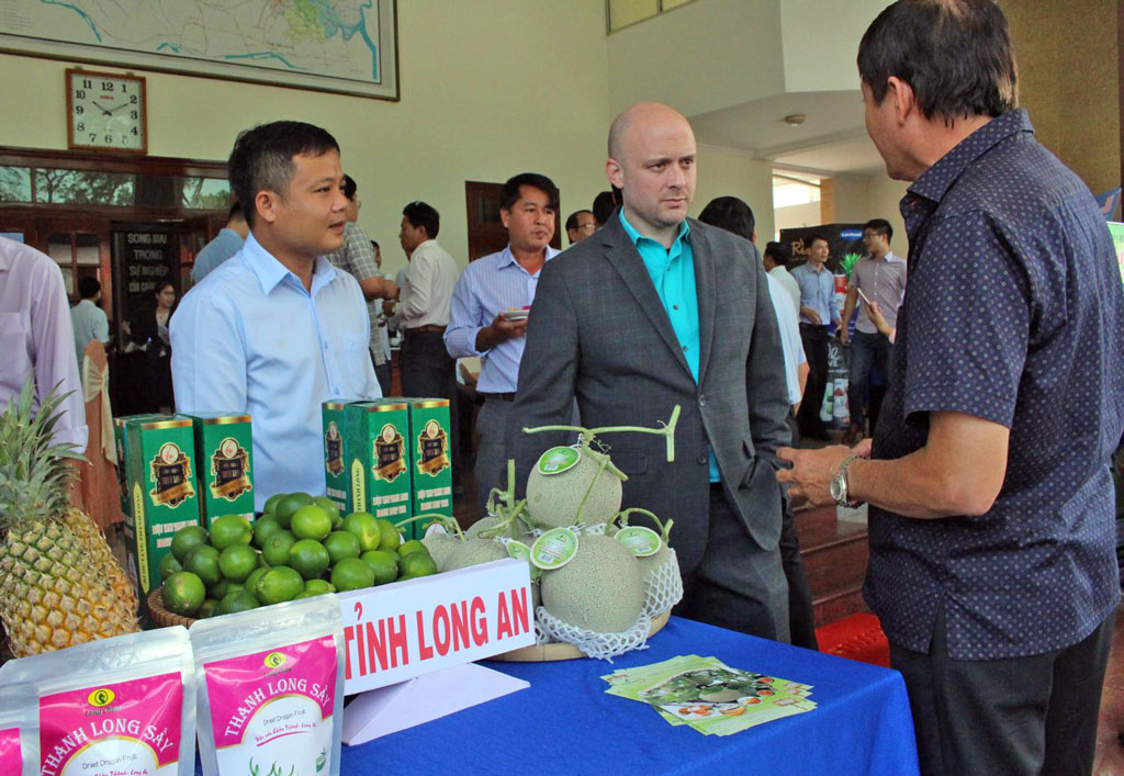 Delegates visited booths displaying products of Long An province