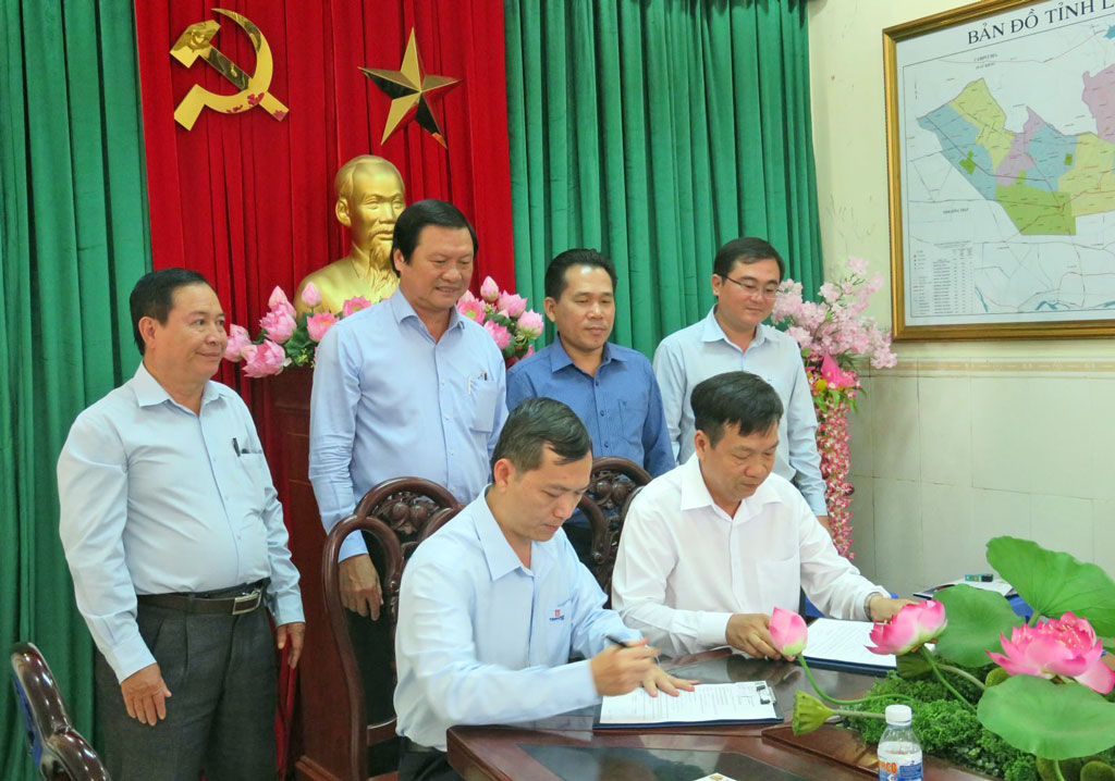 Leaders of Long An and Dong Nai Department of Industry and Trade witnessed the signing of a memorandum of understanding on consumption of agricultural products between Management Board of Dau Giay Market and Long An’s enterprises 