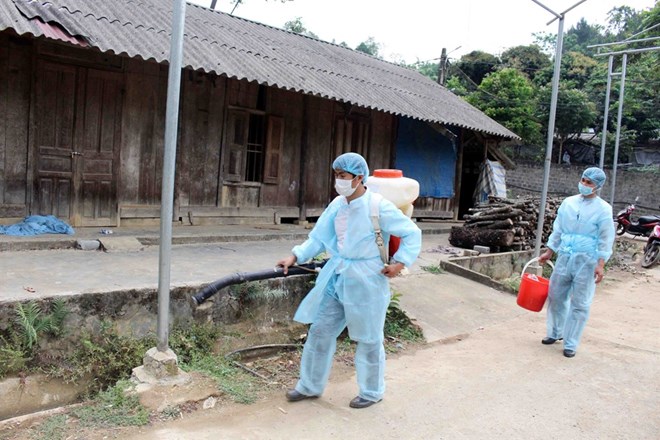 Health workers sanitise the area around the house of Nguyen Van Can, the farmer involved in Lai Chau Province’s first reported African swine fever incident.  (Photo: VNA)