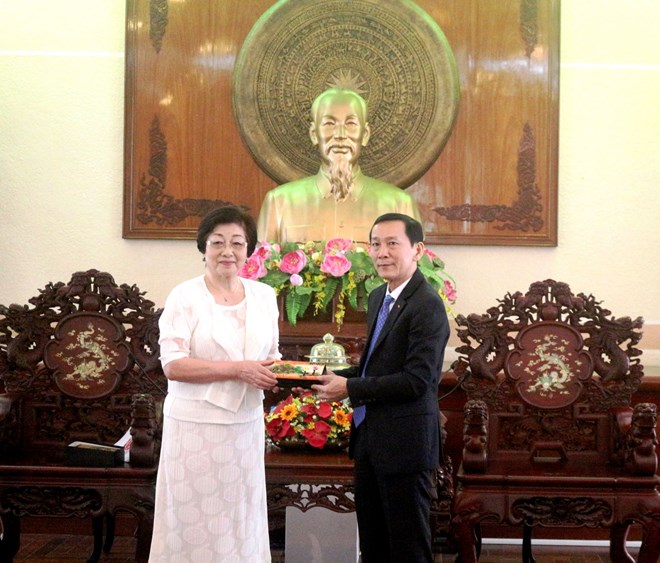 Chairman of the municipal People’s Committee Vo Thanh Thong (R) and Director of the institute Hiroko Katayama (Photo: baocantho.com.vn)