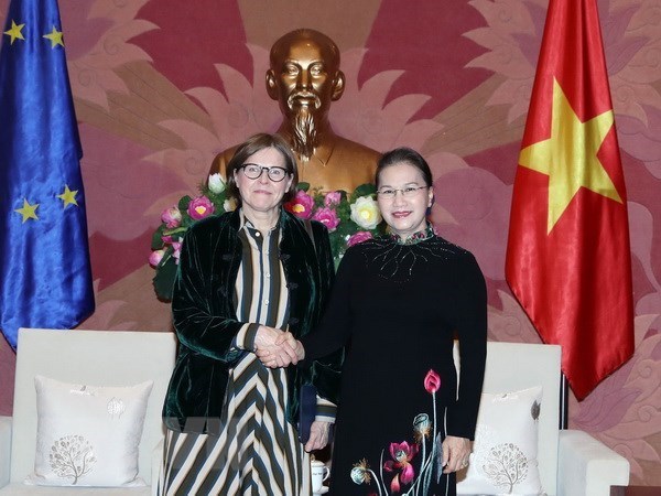 Vietnamese National Assembly Chairwoman Nguyen Thi Kim Ngan (R) meets with Vice President of the European Parliament Heidi Hautala in Hanoi on January 7 this year (Photo: VNA)