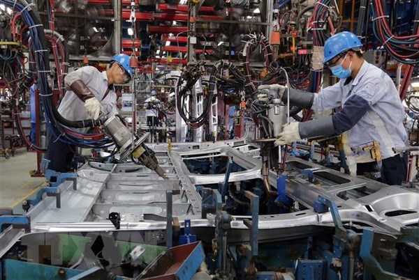 Workers weld car frames at the factory of the Ford Vietnam Co. Ltd in Hai Duong province (Photo: VNA)