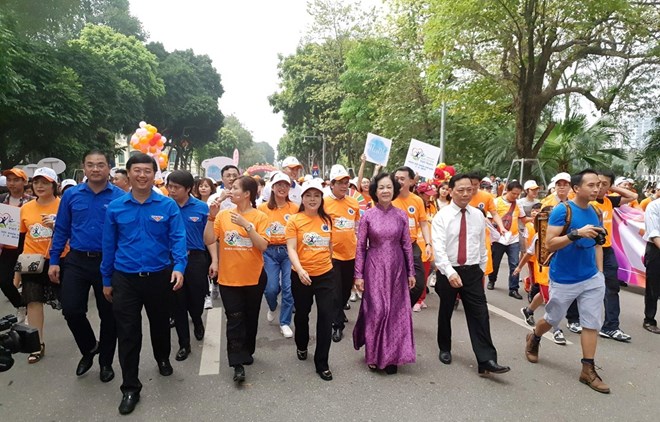 Participating delegates join a 10,000-steps walking programme at the event (Photo: VNA)