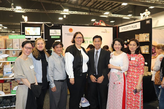 Delegates at the Vietnamese booth (Photo: VNA)