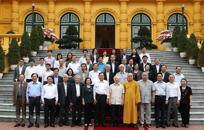 Party General Secretary and President Nguyen Phu Trong (sixth from right, first row) and delegates (Source: VNA)