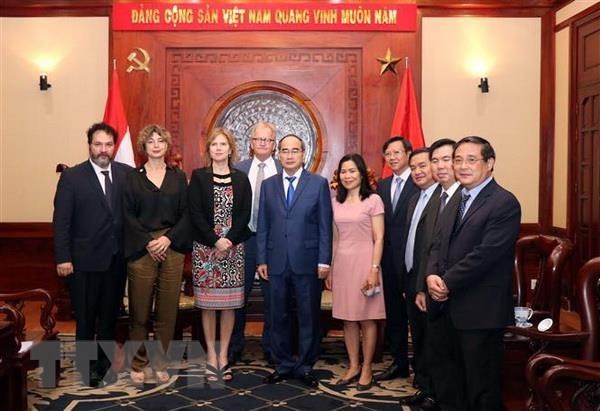 Secretary of the Ho Chi Minh City Party Committee Nguyen Thien Nhan (fourth from left) and Dutch delegates (Source: VNA) 