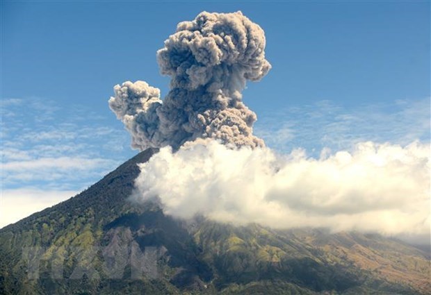 Mount Agung spew ashes on July 6, 2018. (Photo: AFP/VNA