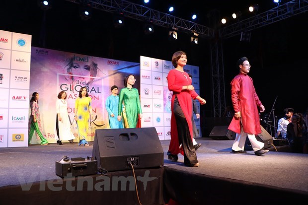 Ao dai introduced at global fashion in India (Source: VNA)