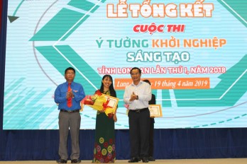 Disabled contestant - Huynh Thi Kim Hoang won 1st prize in Creative Startup Ideas Contest