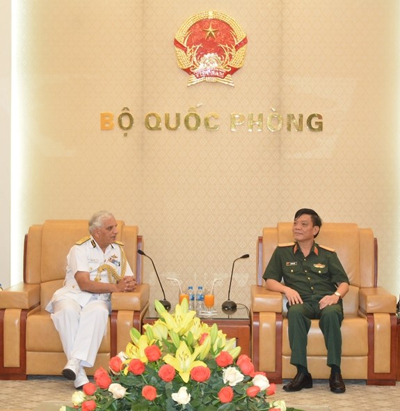 Major General Ngo Minh Tien, Deputy Chief of the General Staff of the Vietnam People’s Army, receives Director General of the Indian Coast Guard Rajendra Singh in Hanoi on April 25. (Photo: qdnd.vn)