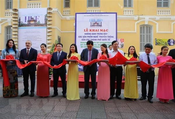 The opening ceremony of a display of traditional craft products (Photo: VNA) 