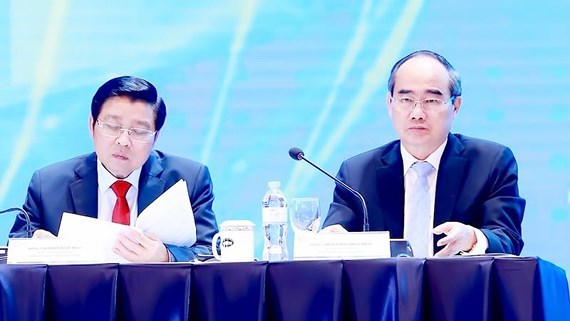 Secretary of the municipal Party Committee Nguyen Thien Nhan (R) at the Vietnam Private Sector Economic Forum in Hanoi on May 2 (Photo: sggp.org.vn)