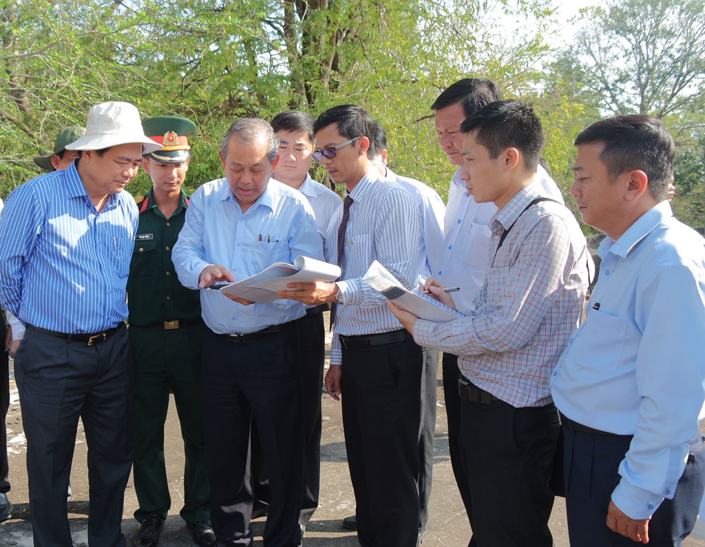 Mr. Truong Hoa Binh (3rd, left) and  leaders of Long An province introduces investors the potential of tourism exploitation of Cat Cat Fort