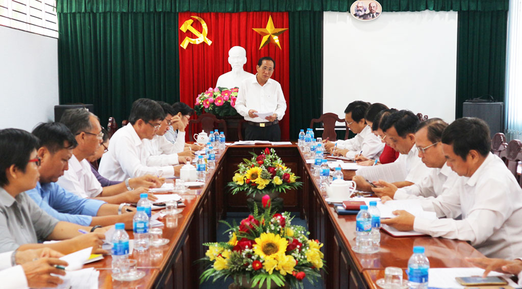 Standing Vice Chairman of Long An Provincial People's Council - Nguyen Thanh Cang requests to propagandize about the time and contents of the meeting to voters and the people in the province so that they will know to monitor and contribute their comments.