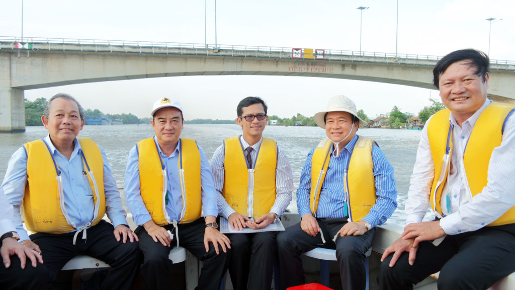 The delegation surveys the river route from Rach Cat Fort to Long An International Port