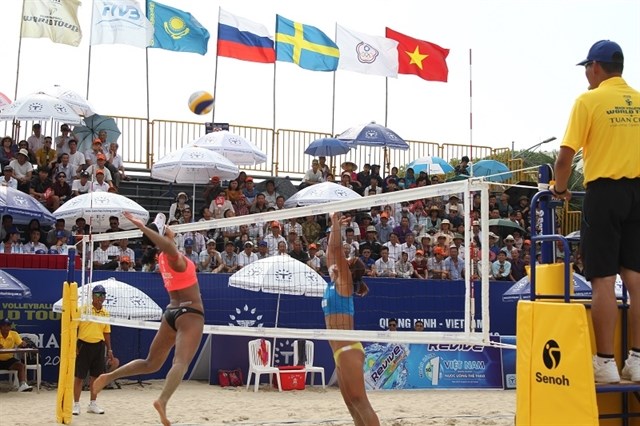 Athletes compete in the 2018 Tuan Chau-Hạ Long Beach Volleyball World Tour. (Photo: tuanchau-halong.com.vn)