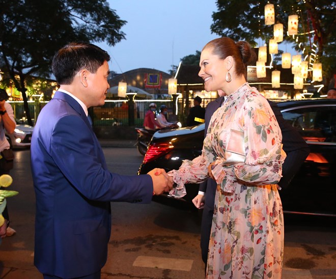 Chairman of the Hanoi People’s Committee Nguyen Duc Chung (L) shakes hands with  Crown Princess of Sweden Victoria Ingrid Alice Desiree (Photo: VNA)