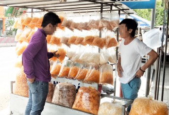 Bánh tráng trộn – món ăn đường phố tiềm ẩn nhiều nỗi lo