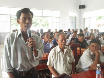 Secretary of Tan Hung district Party Committee talks with people about high-tech application program