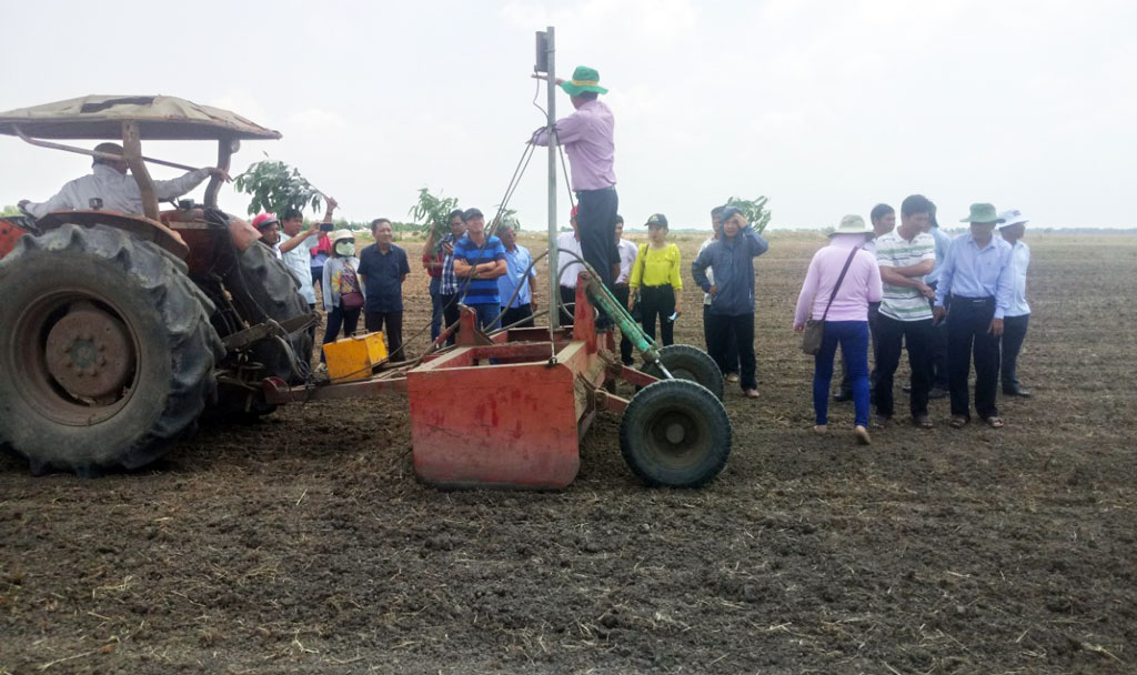 Farmers visit high-tech application model to level the field by laser beam 