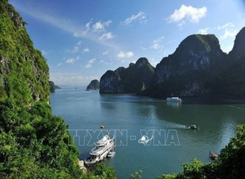 Ha Long Bay gets new helicopter tour