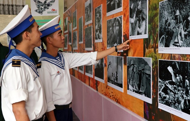 Naval soldiers at the exhibition (Photo: VNA)