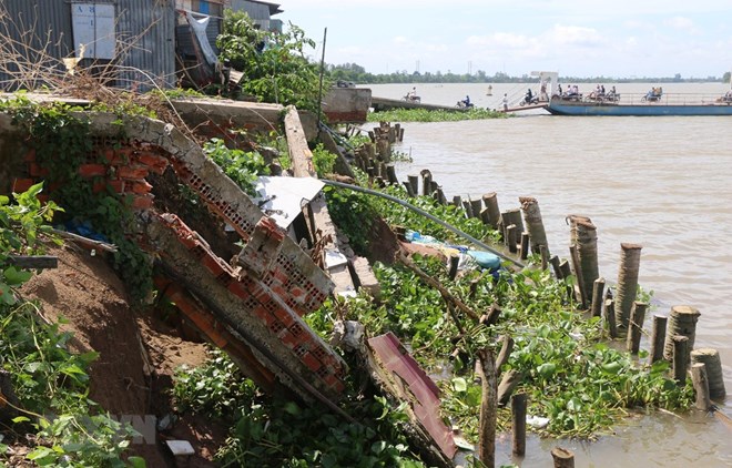 A landslide along the Tien River (Source: VNA)