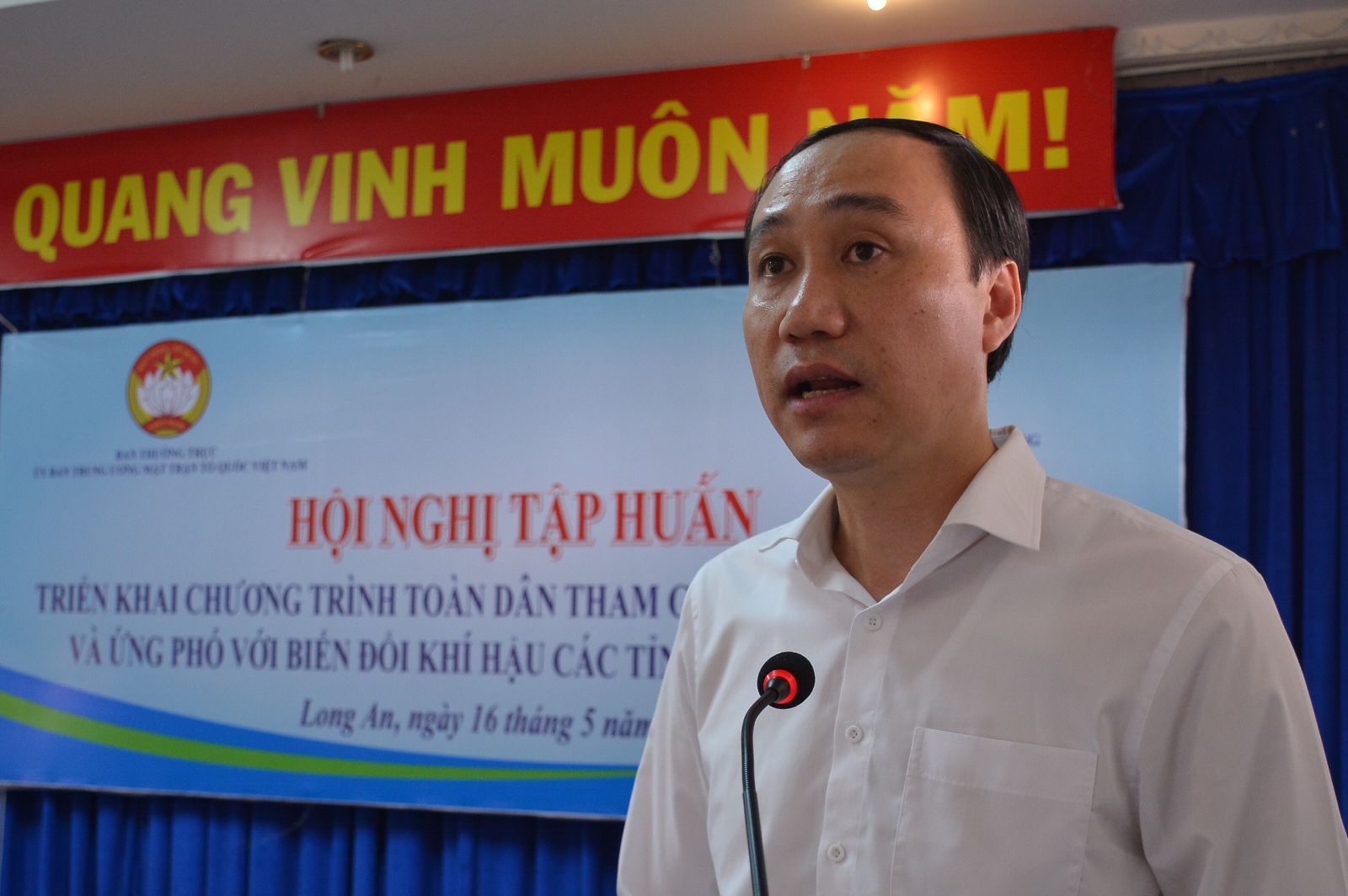 Vice Chairman of the Vietnam Central Fatherland Front Committee - Phung Khanh Tai spoke at the conference