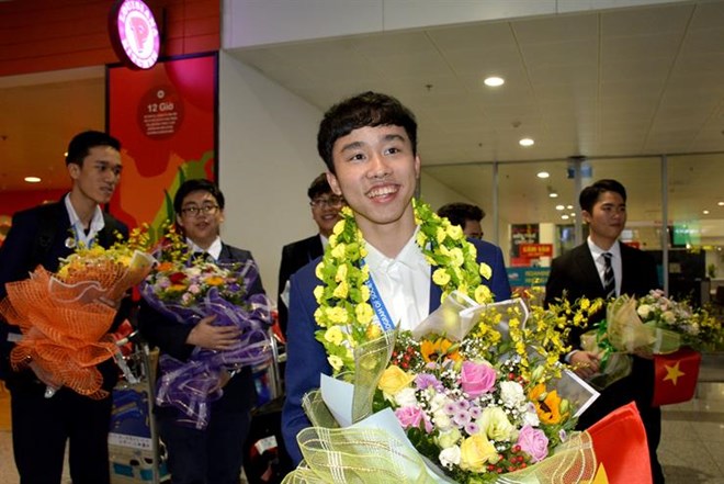 Vu Hoang Long won the prize for his project “Feeding Robot Using Image Processing Technology for Parkinson Patients” at the Intel ISEF 2019 in the US (Photo: VNA)