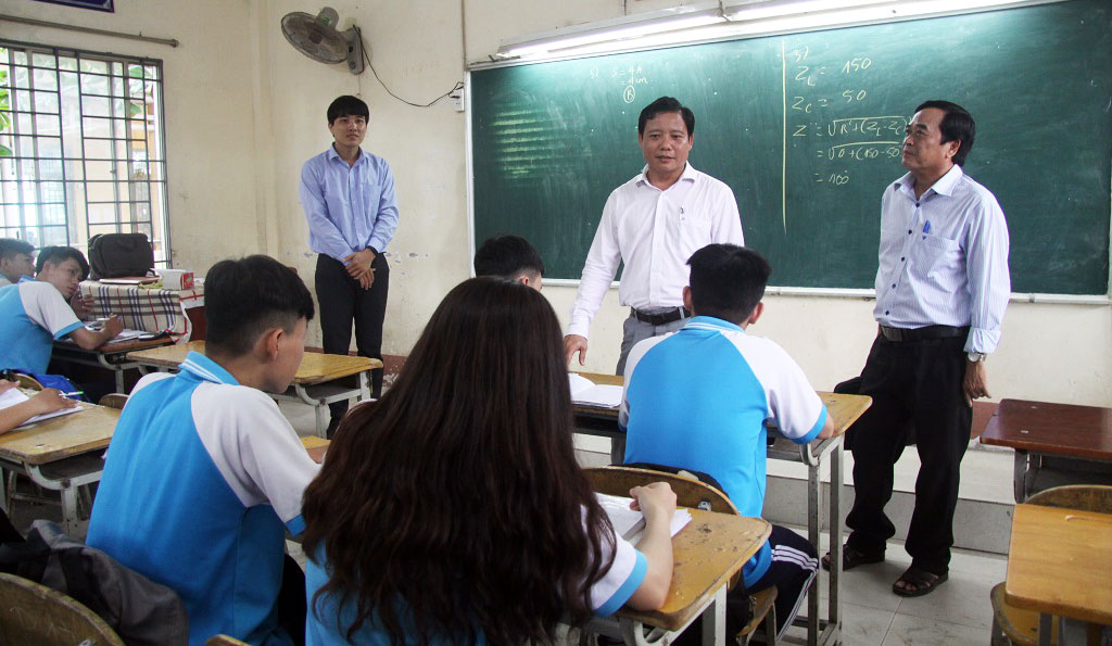 Vice Chairman of the Provincial People's Committee - Pham Tan Hoa encouraged students in grade12 to make their efforts in study revision to achieve high results in 2019 NHSE.