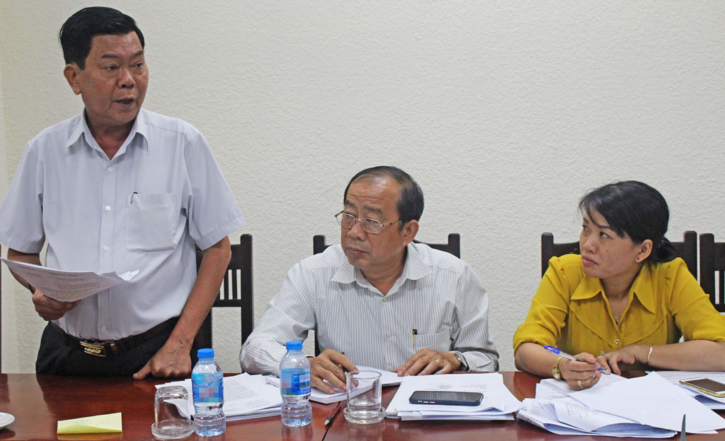 Chairman of the Provincial People's Committee - Tran Van Can directs at the meeting