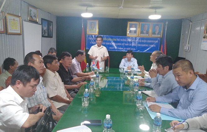 At a working session between the delegation and the Khmer-Vietnamese Association in Kampong Chhnang (Photo: VNA)