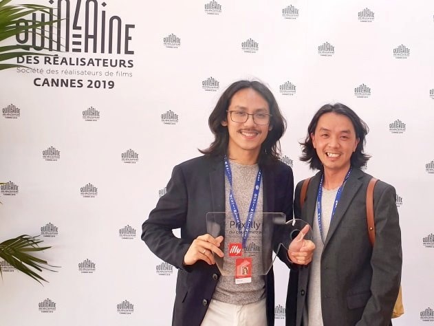 Phạm Thien An (left) with his Illy Short Film Award from Quinzaine des Réalisateurs (Directors' Fortnight), an independent section held in parallel to the Cannes Film Festival. (Photo: courtesy of CGV)