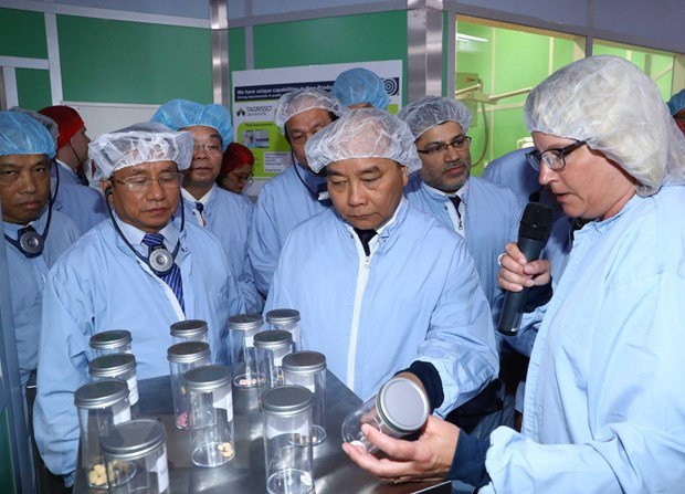 PM Nguyen Xuan Phuc (centre) visits pharmaceutical giant AstraZeneca during his trip to the northern European country. (Photo: VNA)