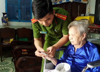 Chi đoàn Công An huyện Đức Hòa: Làm giấy chứng minh nhân dân tại nhà cho dân