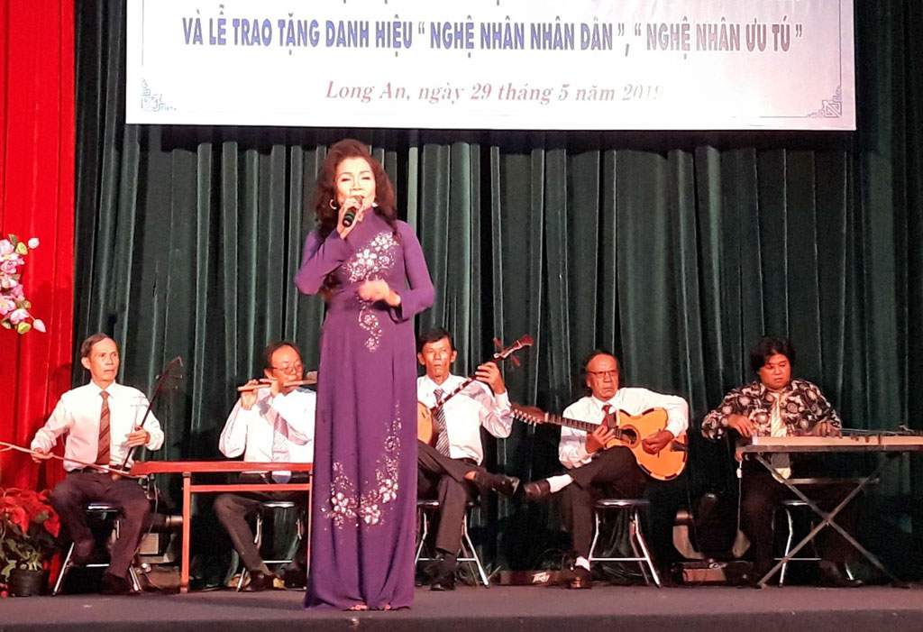 The Merited Craftsmen in Don Ca Tai Tu performs at the conference