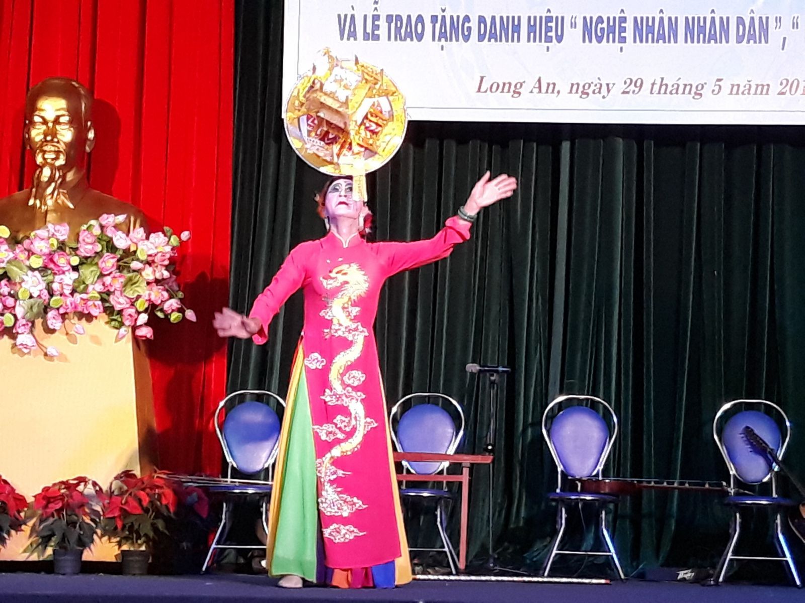 Craftsman Le Minh Hung is the only dancer of Bong roi Dance in Long An province recognized as the Merited Craftsman